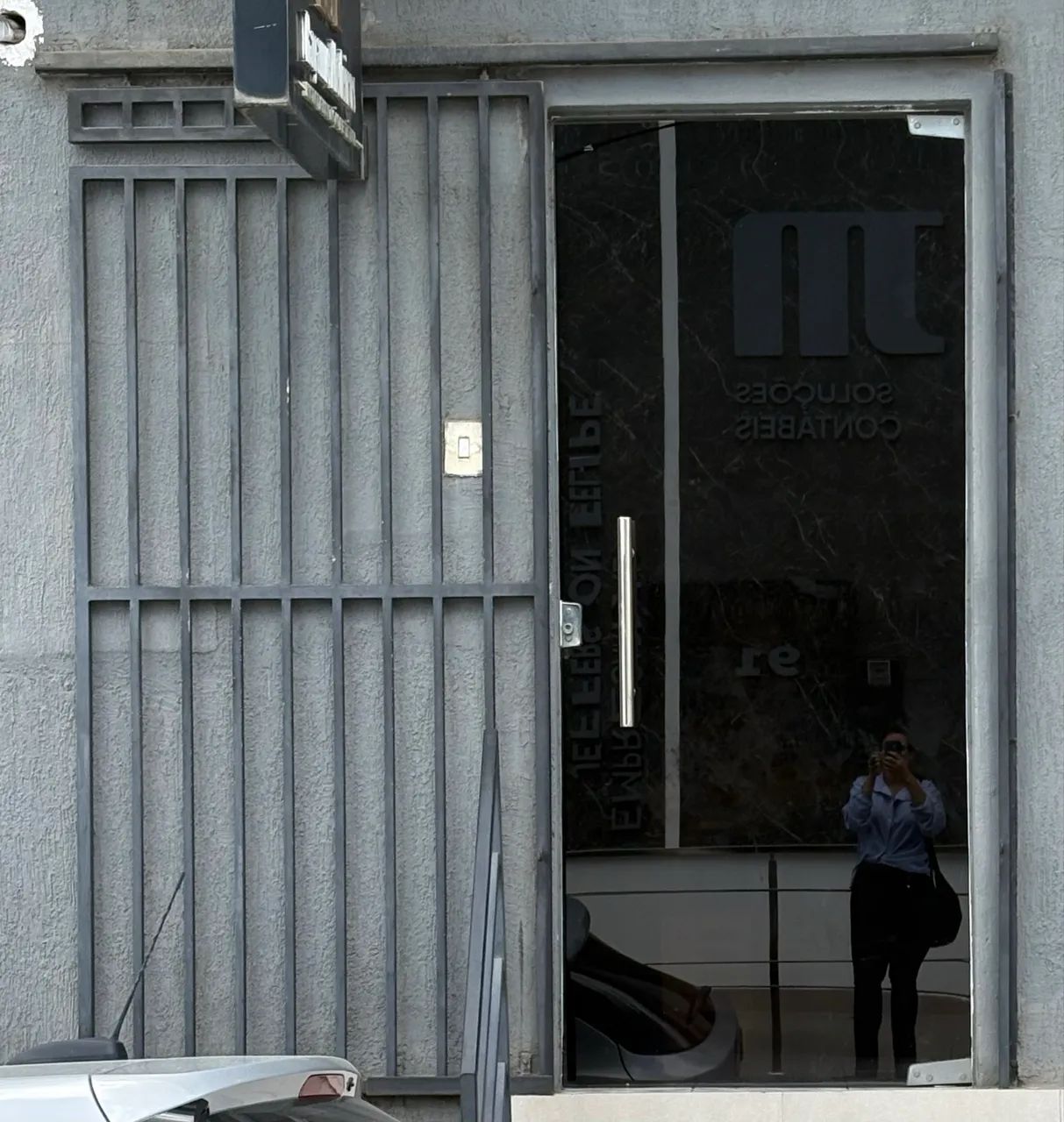 Porta e grade de vidro