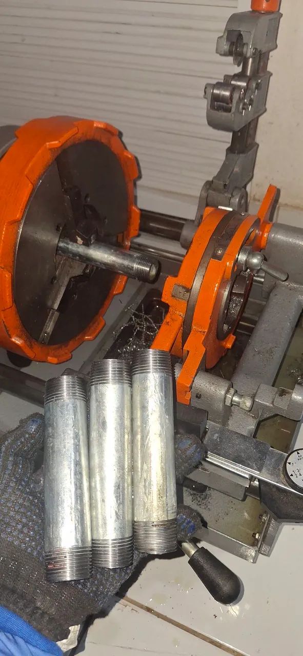 Confecção de roscas em tubo galvanizado 