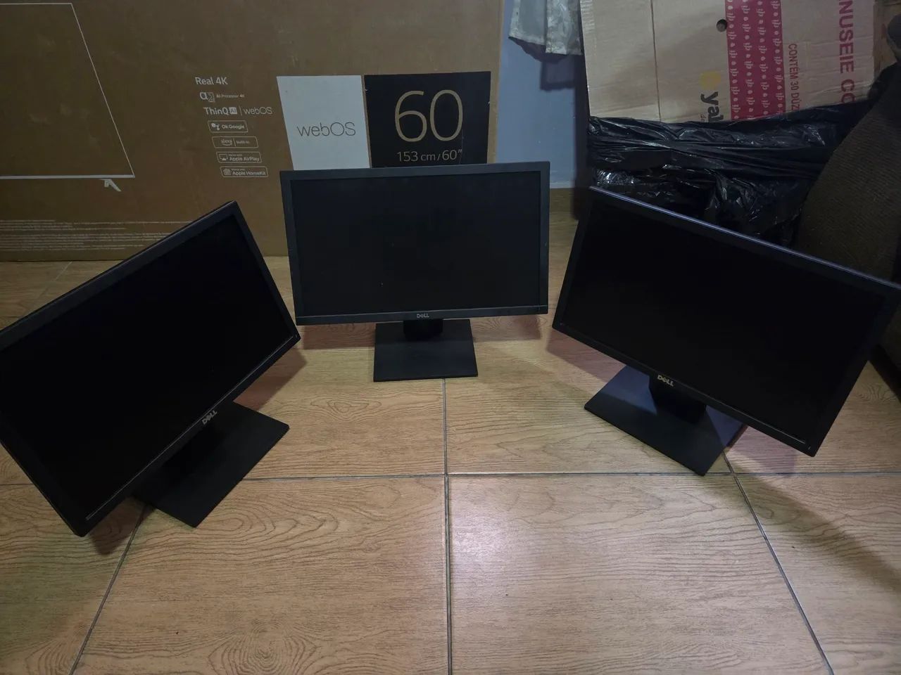 250 cada. 3 Monitores Dell 19/20 polegadas, saídas displayport e vga.