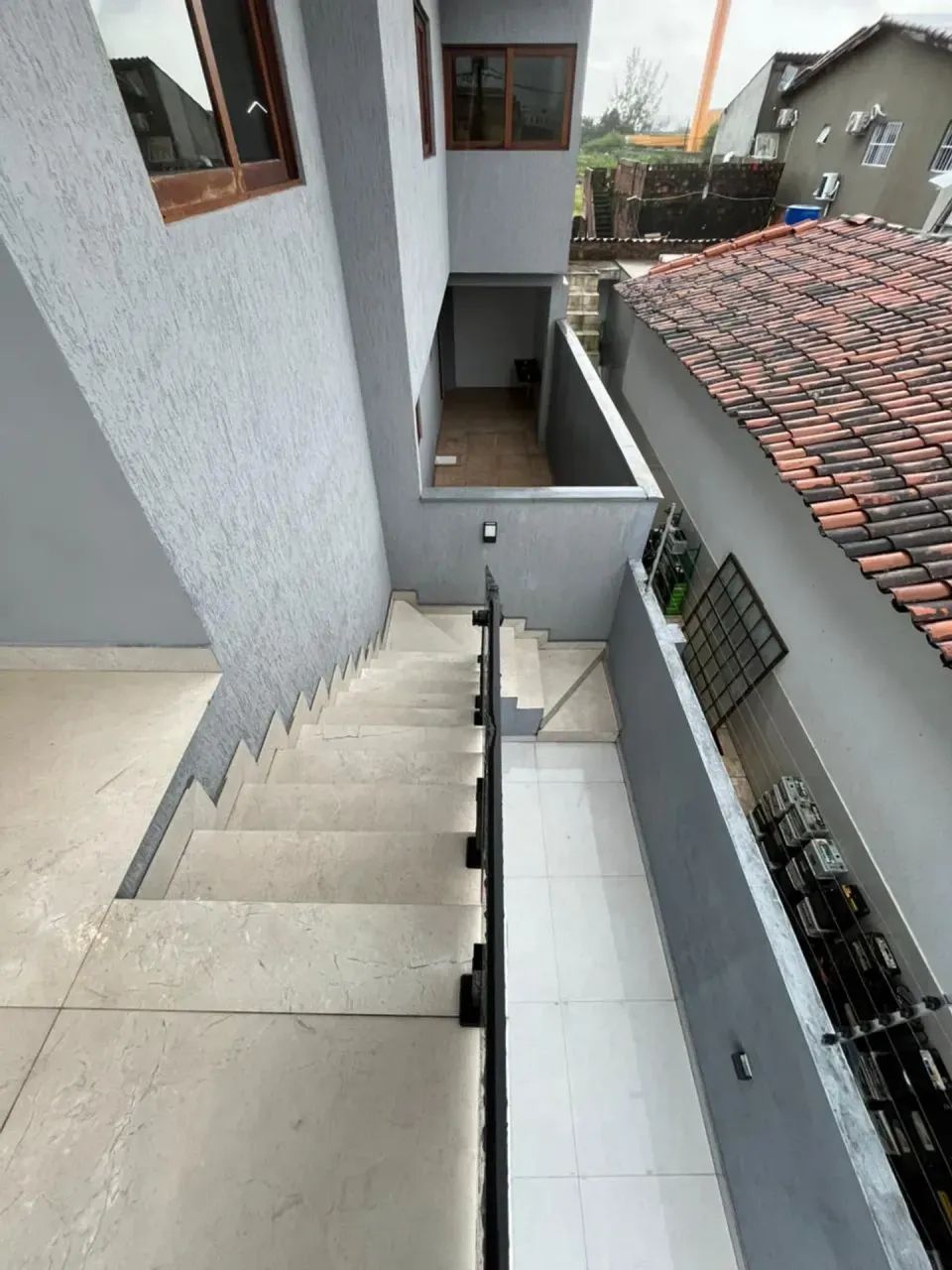 Casa no primeiro andar com 3 quartos, sendo 1 suíte | Conforto, praticidade e excelente ac - Foto 3