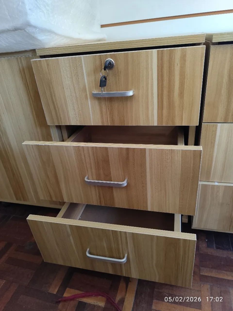 Mesa de cabeceira/Gaveteiro com chave e rodinha  - Foto 2