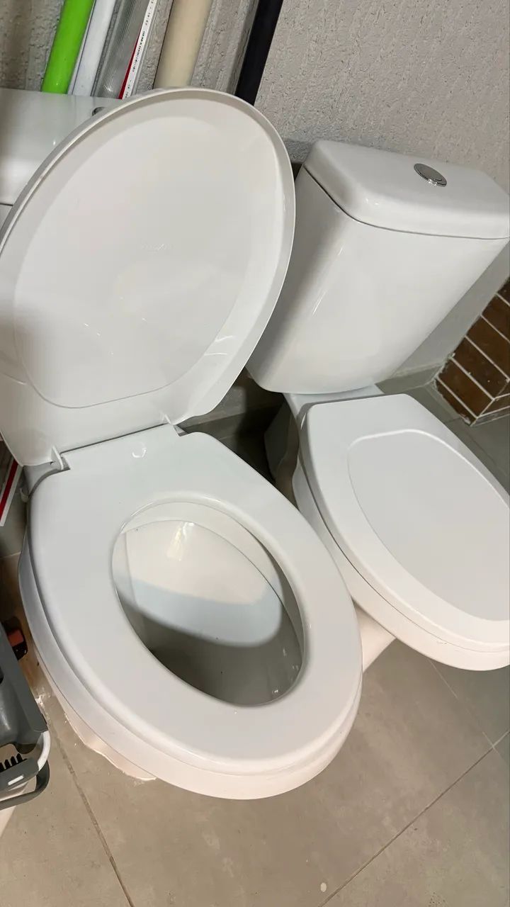 Vaso Sanitário Branco com Caixa Acoplada