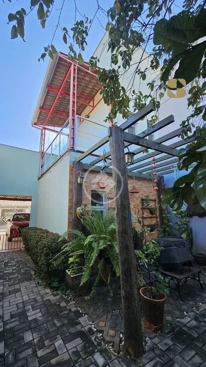 Sobrado no Jardim Comodoro com 4 Quartos, sendo 1 Suíte, e 3 Vagas  Cuiabá MT codigo: 2706
