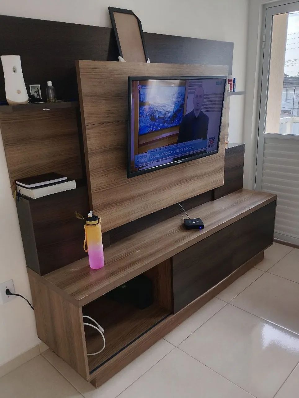 Estante com painel 