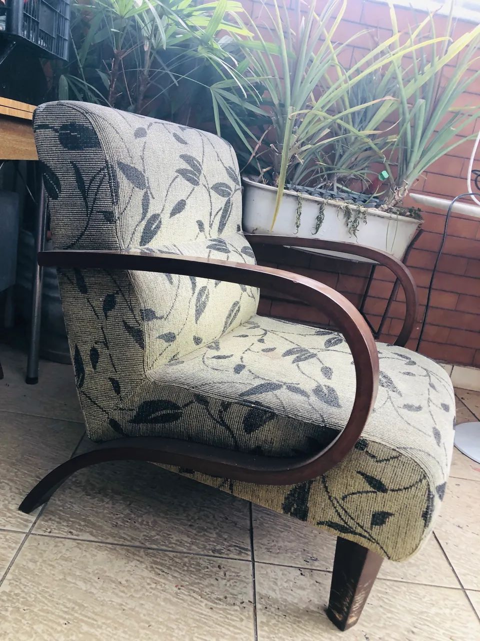 2 Poltronas Estofadas Braço Madeira - Tecido Estampado - Foto 3