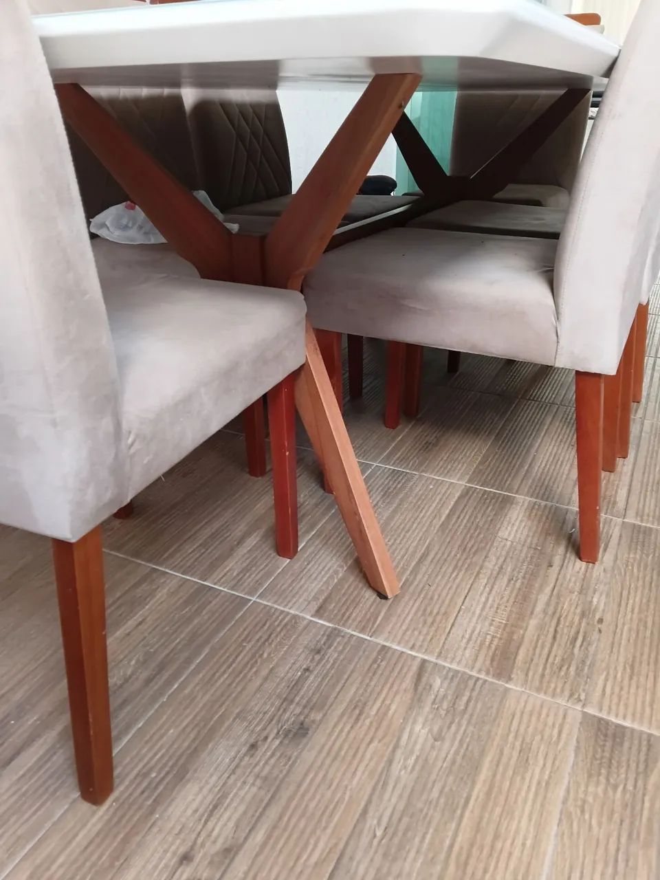 VENDO MESA COM 6 CADEIRAS 