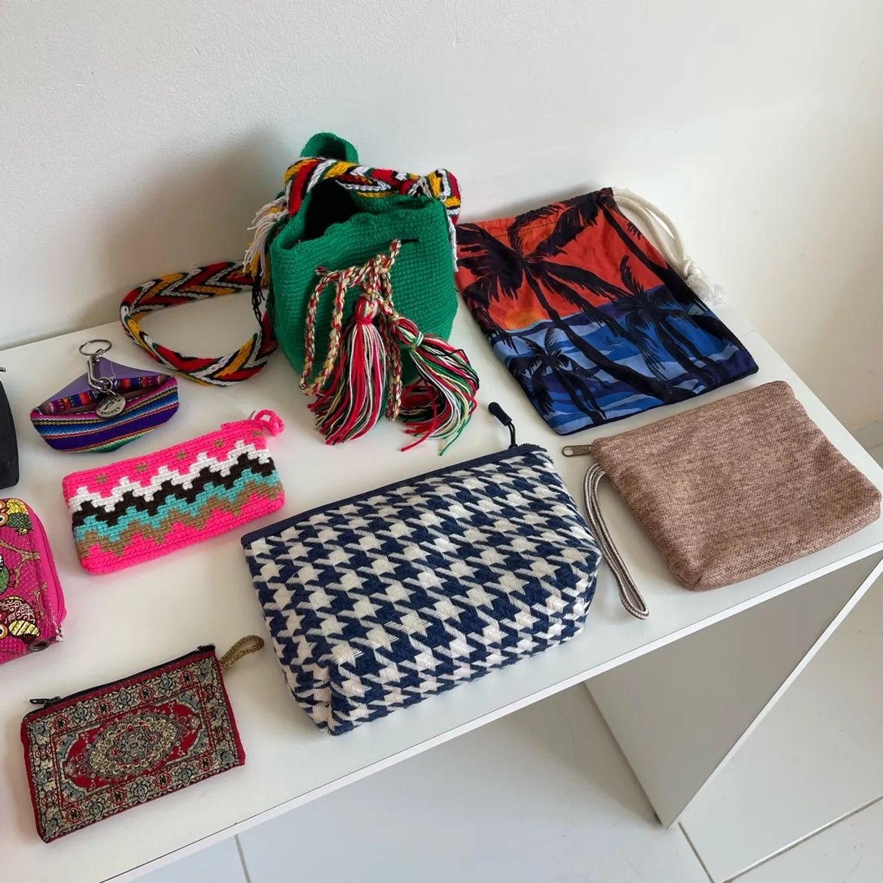 Lote 15 bolsas, necessaires e carteiras variadas - Foto 5