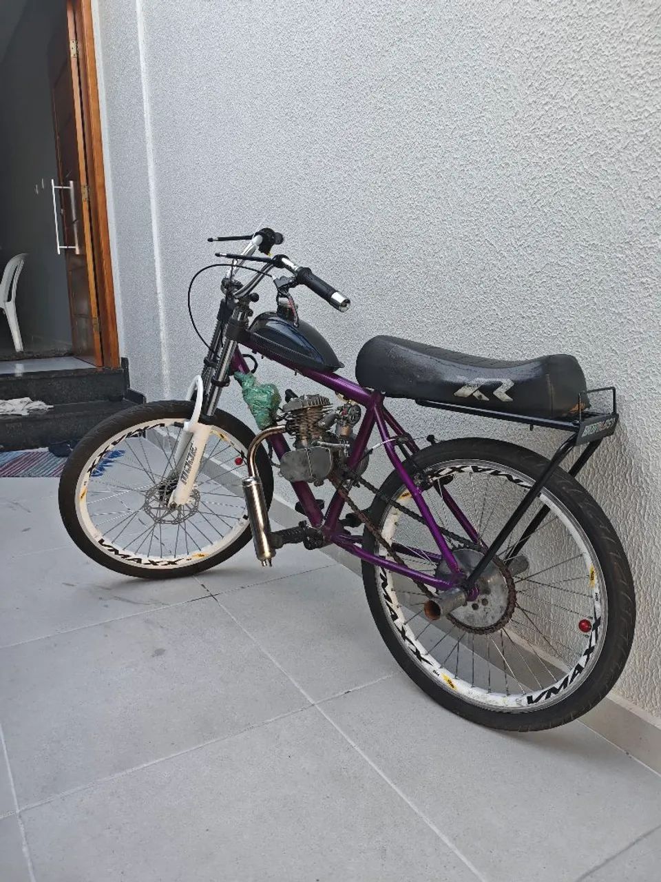 Bicicleta motorizada aro 24 montadinha roxa  - Foto 4