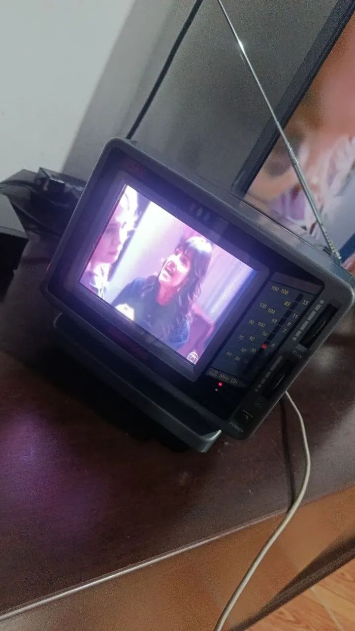 Tv  colorida e rádio 5 polegadas. Retrô toda funcionando. Muito top.  - Foto 2