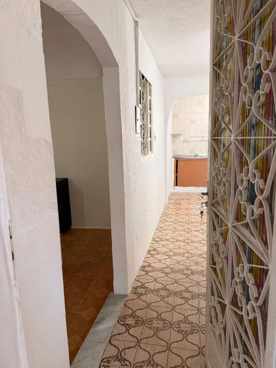 Aluga-se - Casa estilo estúdio, um quarto, cozinha e sala de jantar, banheiro e peq. Área.