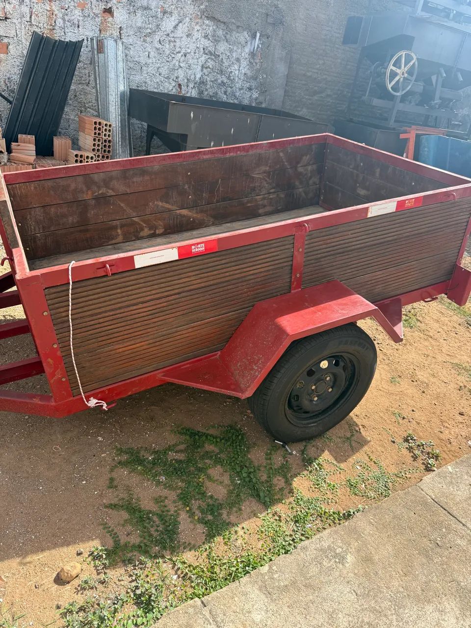 Carrocinha / Reboque legalizada e emplacada - R$ 5.500,00 - Foto 3