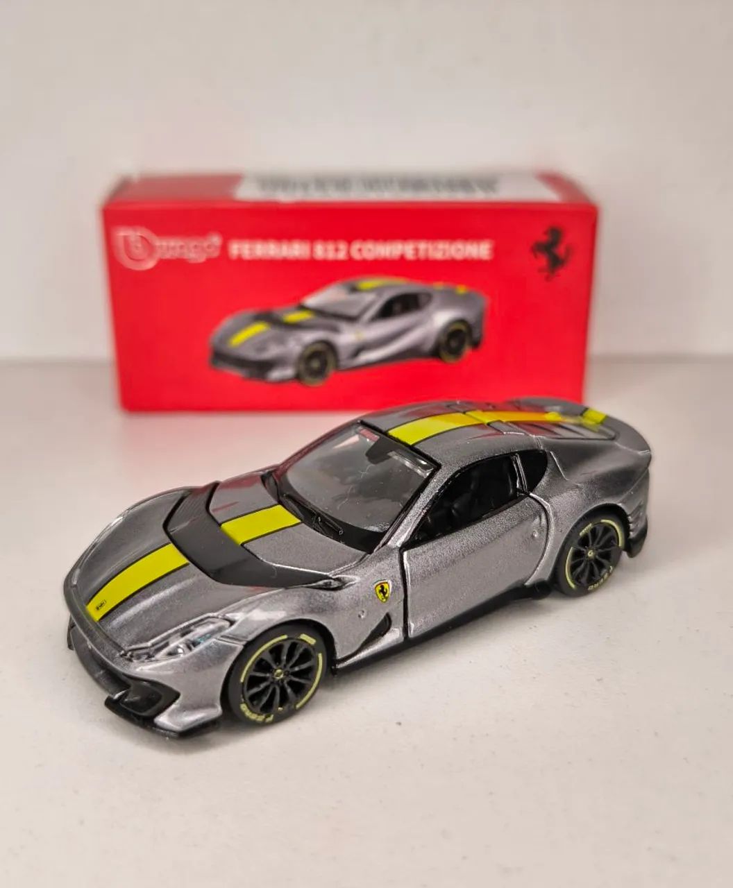 Miniatura Ferrari Bburago 812 Competizione 1:64 tamanho Hotwheels - Foto 5