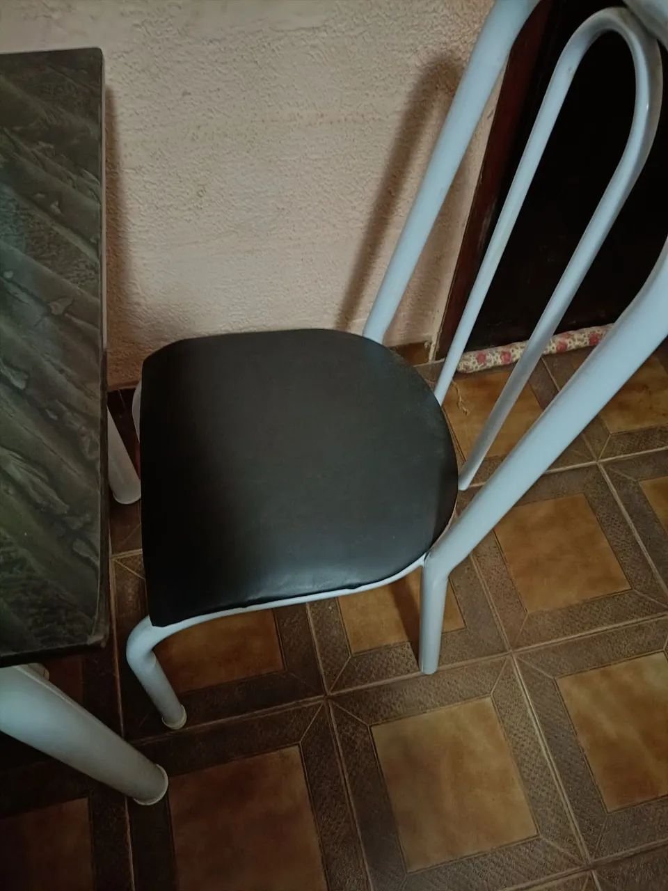 Vendo mesa com 4 cadeiras  - Foto 2
