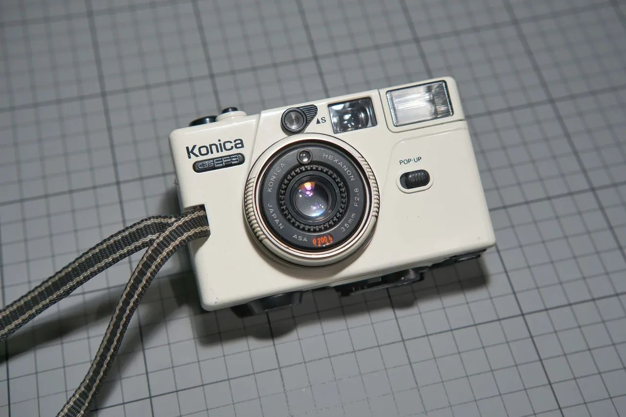 Câmera analógica Konica C35EF3