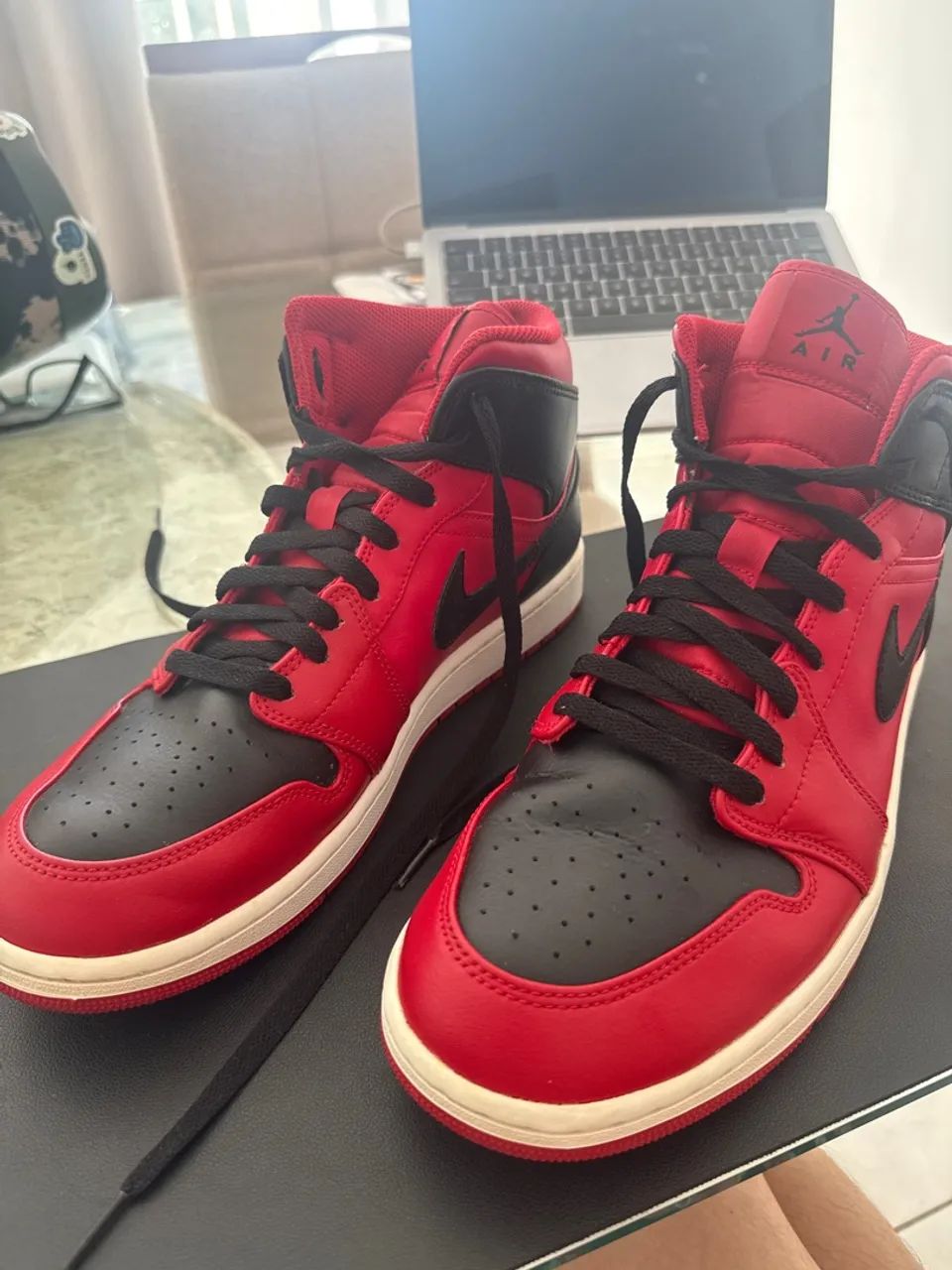 Air Jordan 1 Mid Reverse Bred