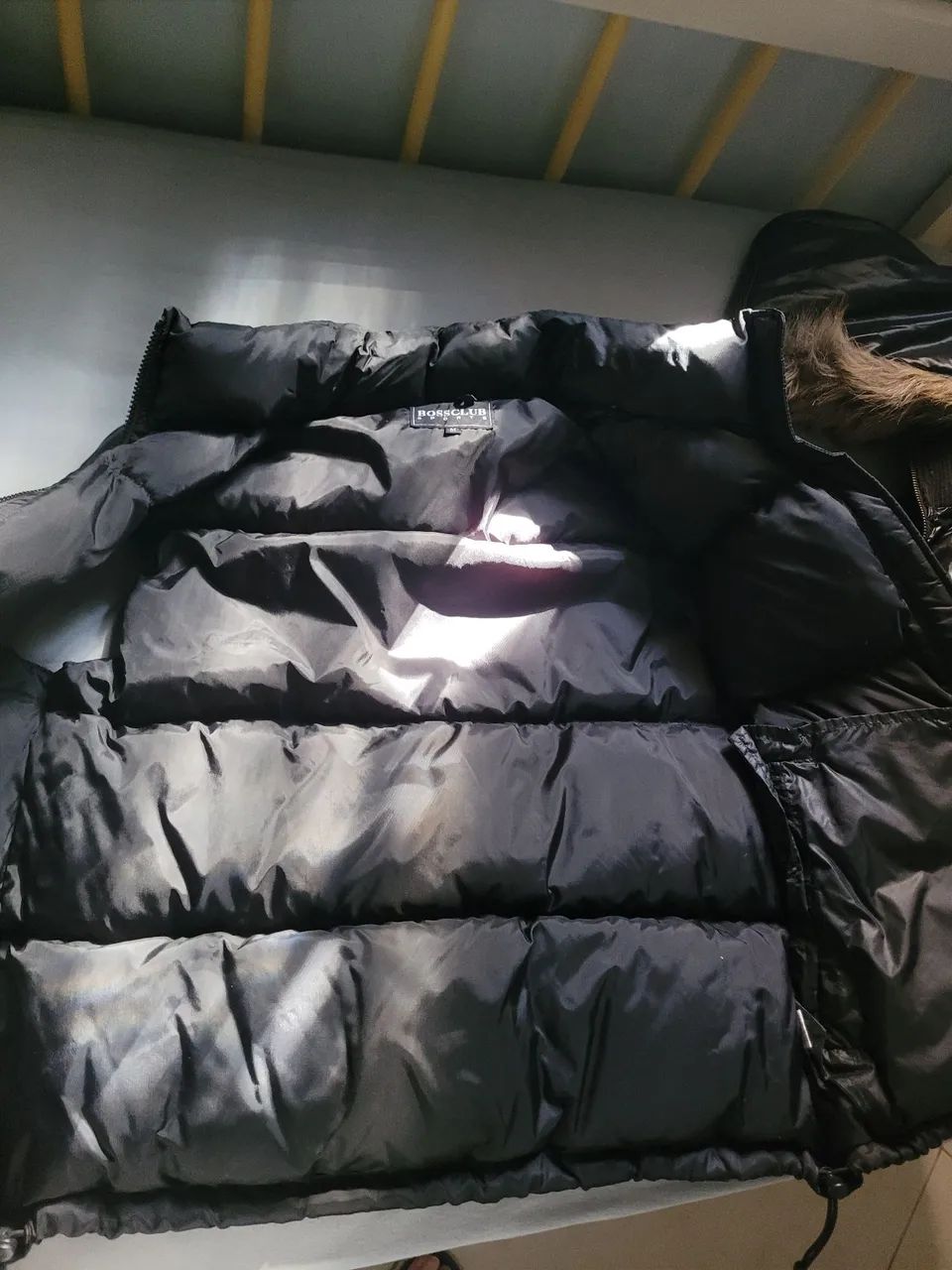 COLETE PUFFER PRETO COM GORRO E BOLSOS - Frete grátis  - Foto 3