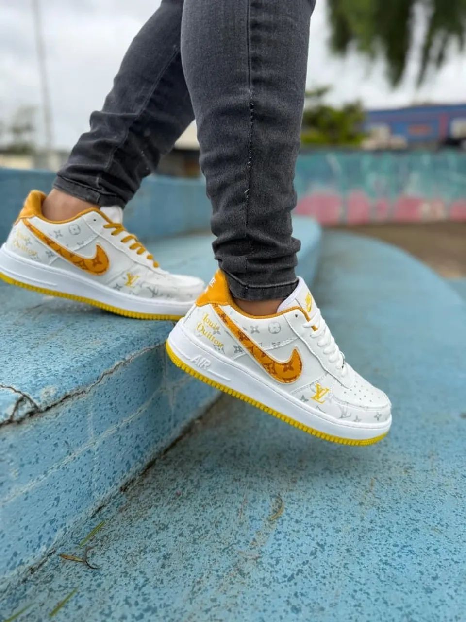Tênis branco com detalhes amarelo Airforce  - Foto 3