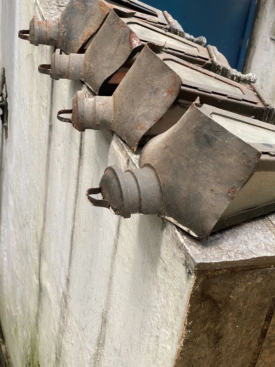 Kit com 4 arandelas antigas de parede em metal - luminárias externas vintage - Foto 4