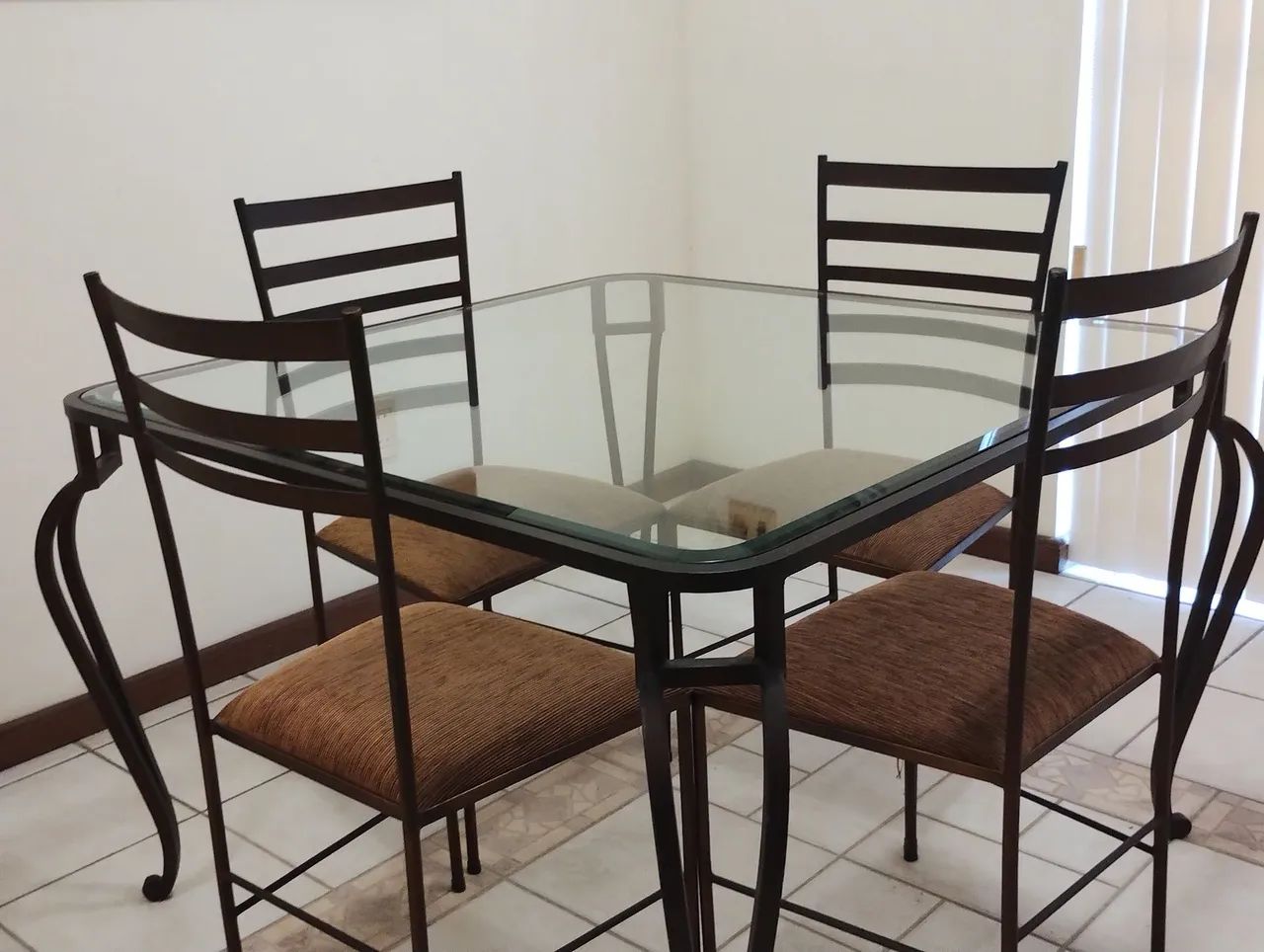 MESA DE JANTAR COM 4 CADEIRAS EM FERRO COM TAMPO DE VIDRO - Foto 5