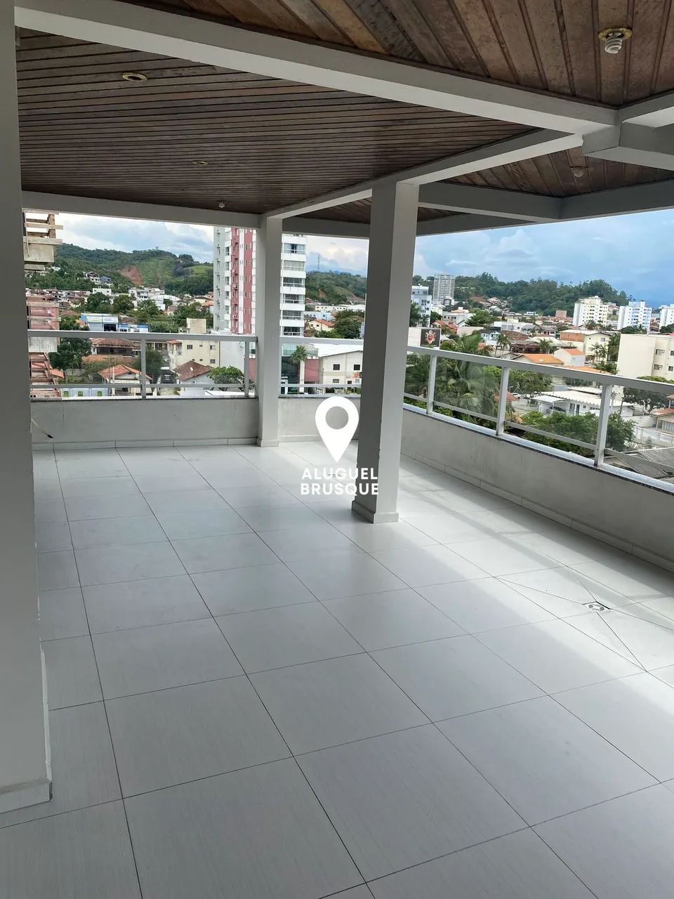 Cobertura com ampla sacada e churrasqueira