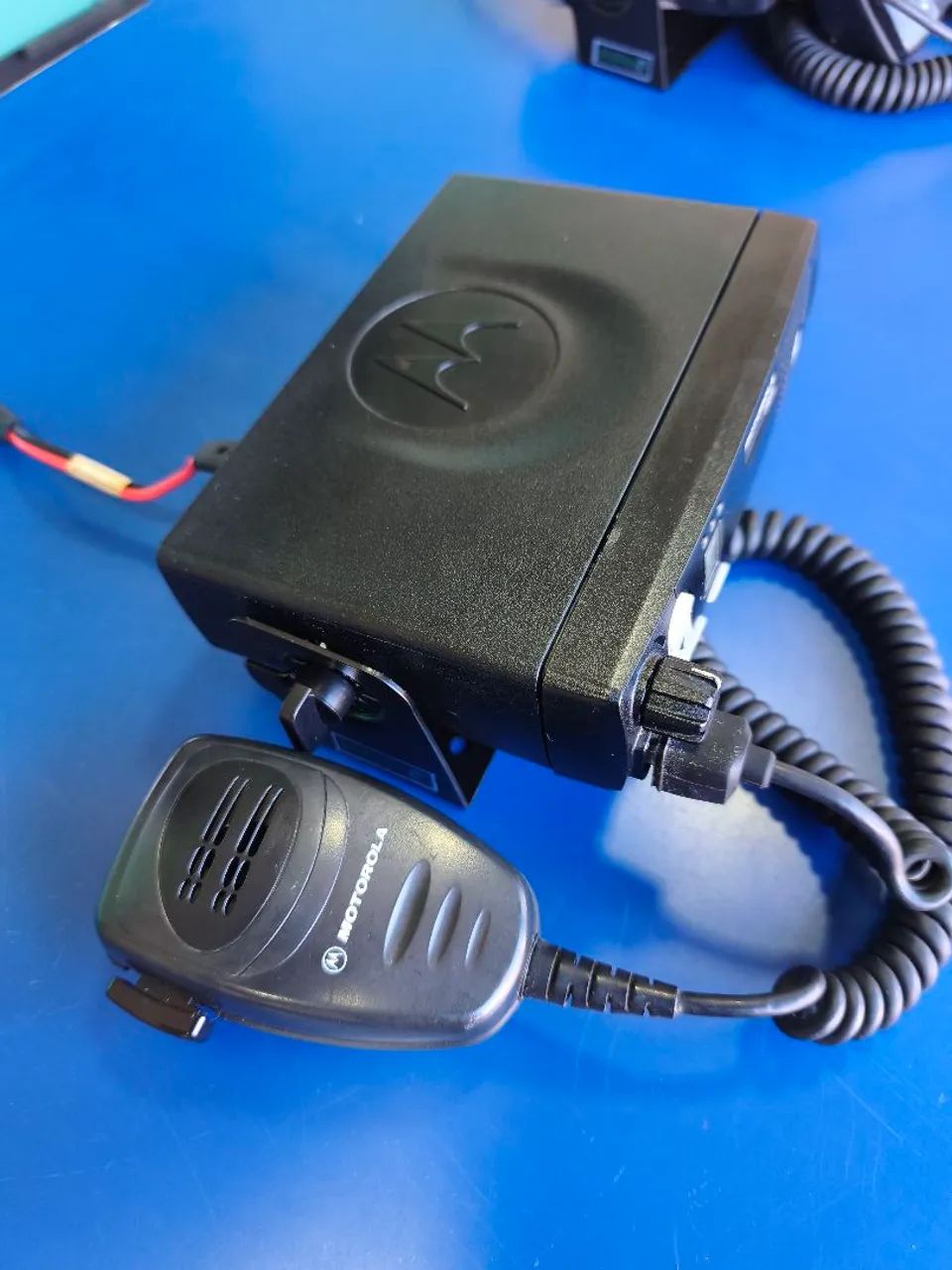 Rádio Motorola EM200 VHF Com PTT e Suporte  - Foto 5