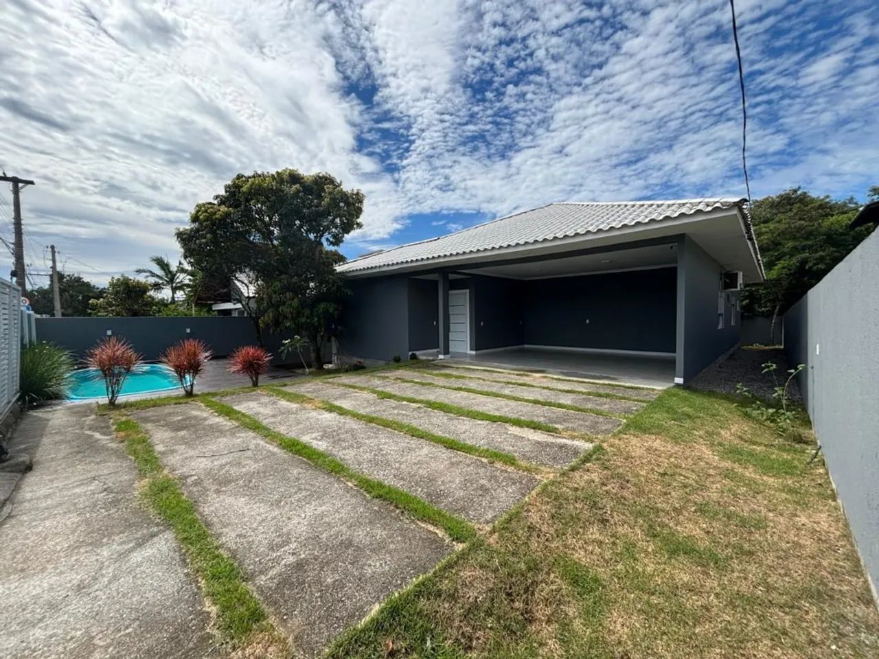 Casa semi mobiliada com 3 dormitórios + amplo quintal e piscina no Rio Vermelho!