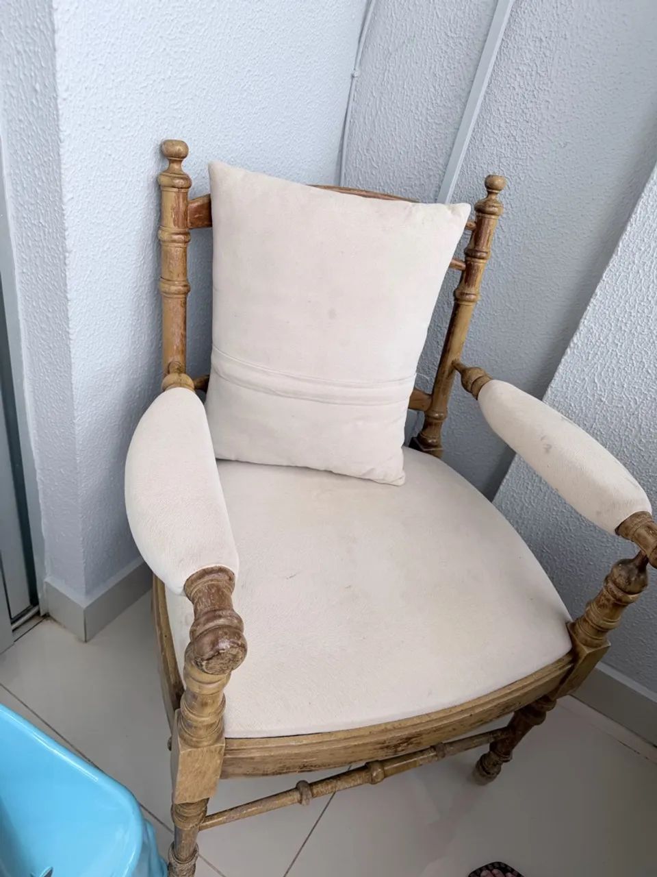 Cadeira em madeira maciça 