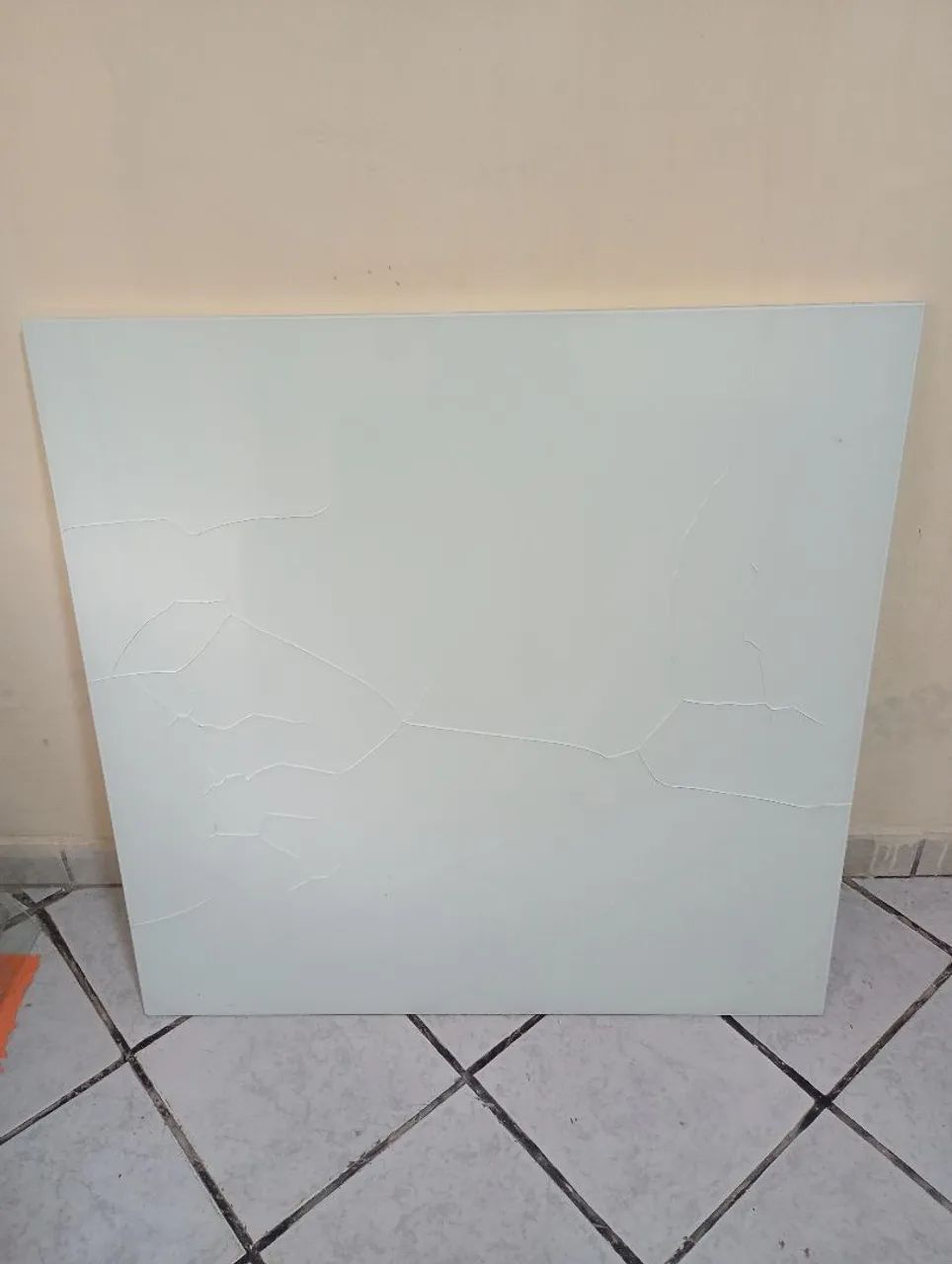Mesa de madeira com tampo de vidro 