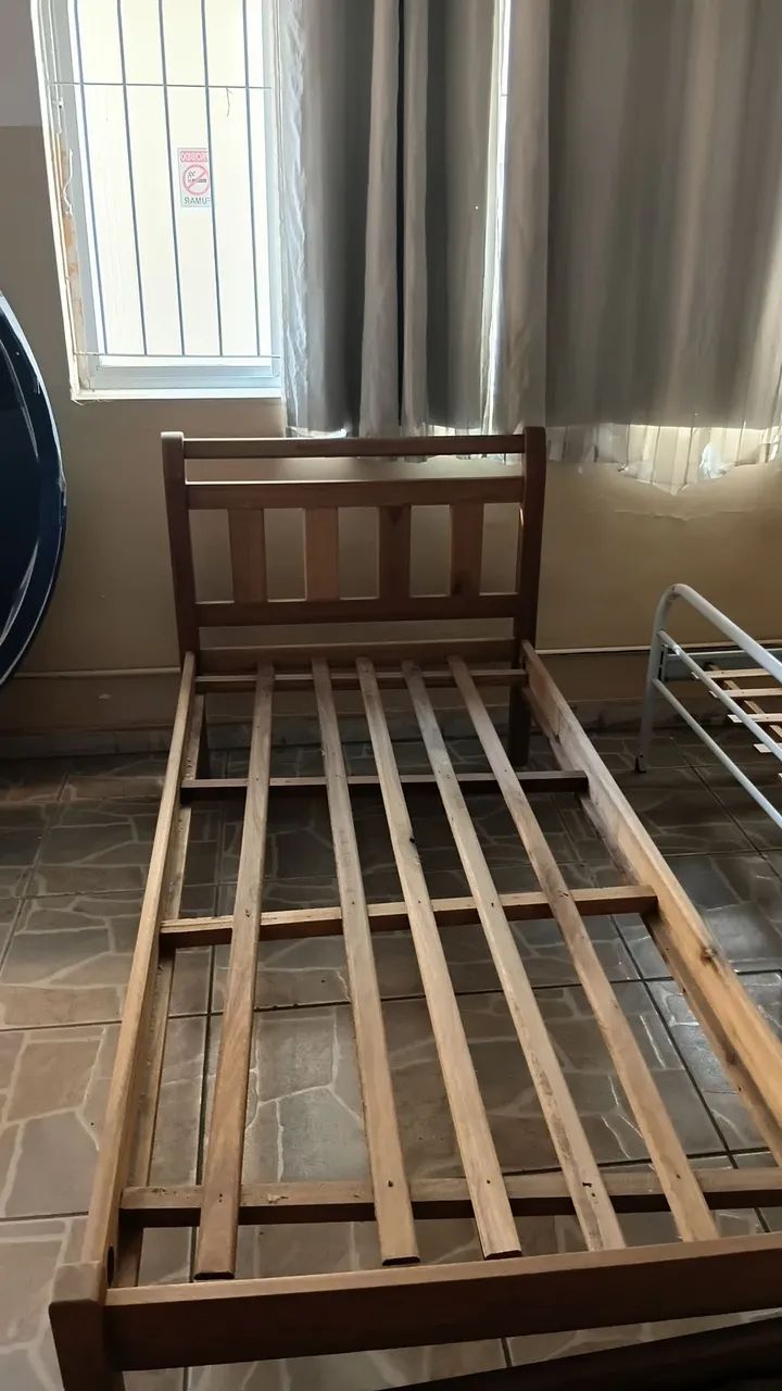 Vendo cama de solteiro madeira R$200 - Foto 3