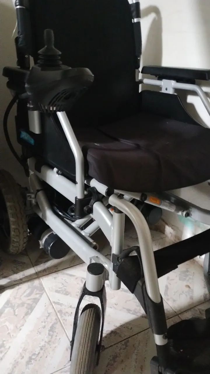 cadeira de rodas motorizada delamed  - Foto 2
