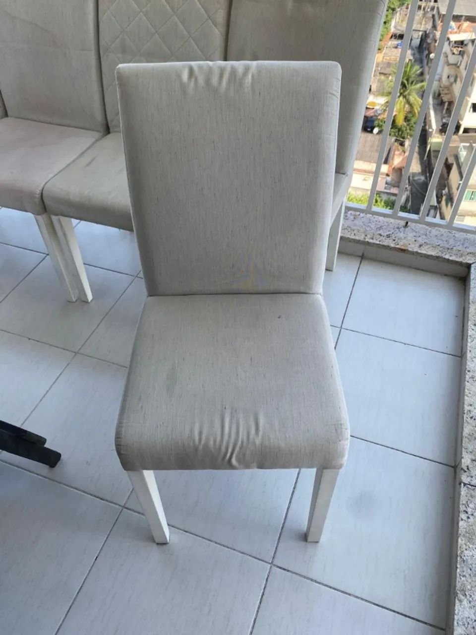Cadeira de mesa de jantar e mesa de canto - Foto 2