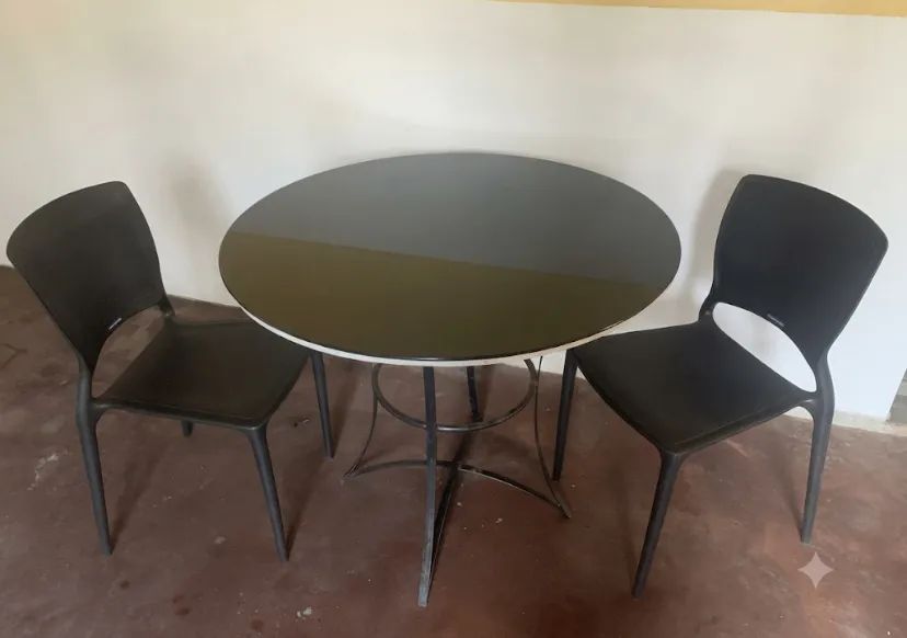 Mesa de vidro com duas cadeiras