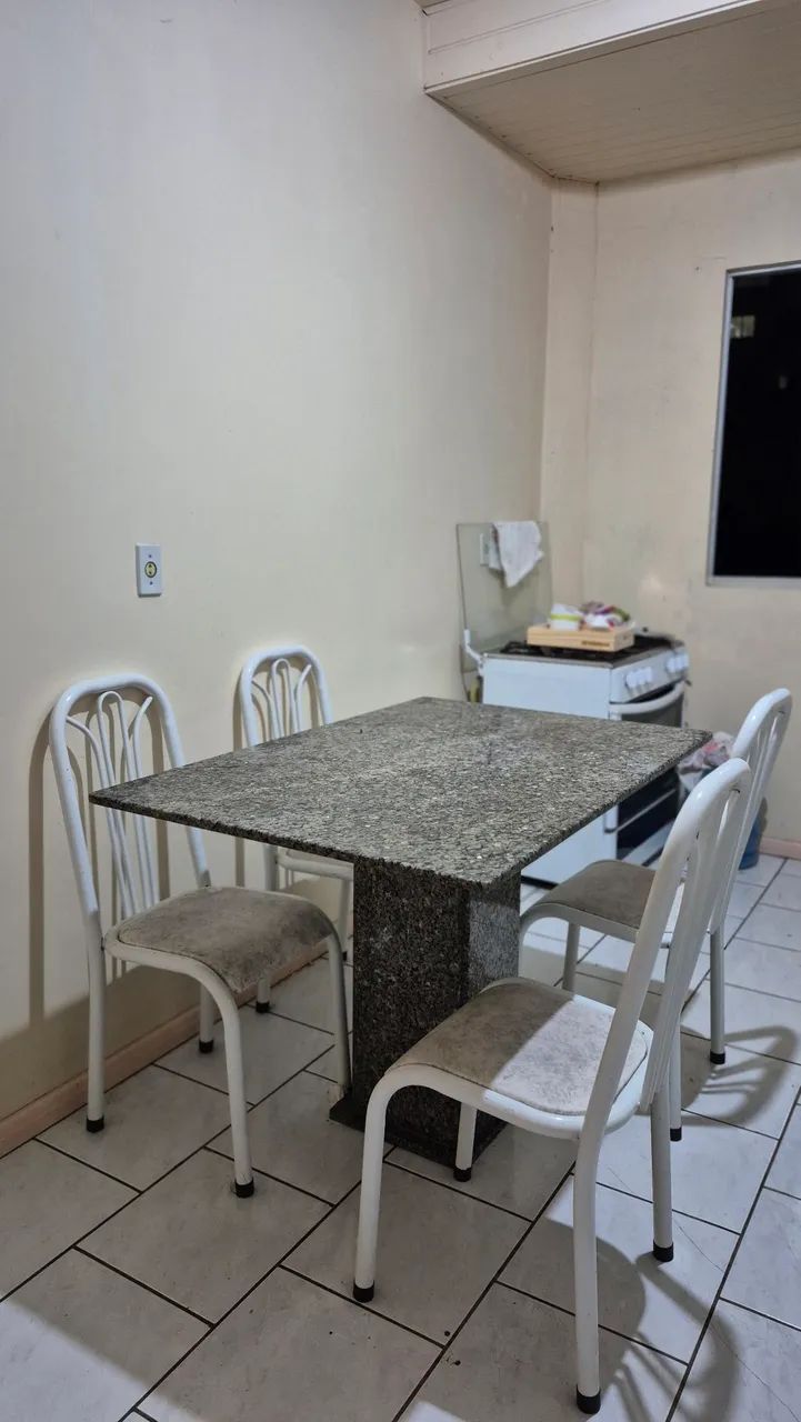 Mesa de granito com 4 cadeiras
