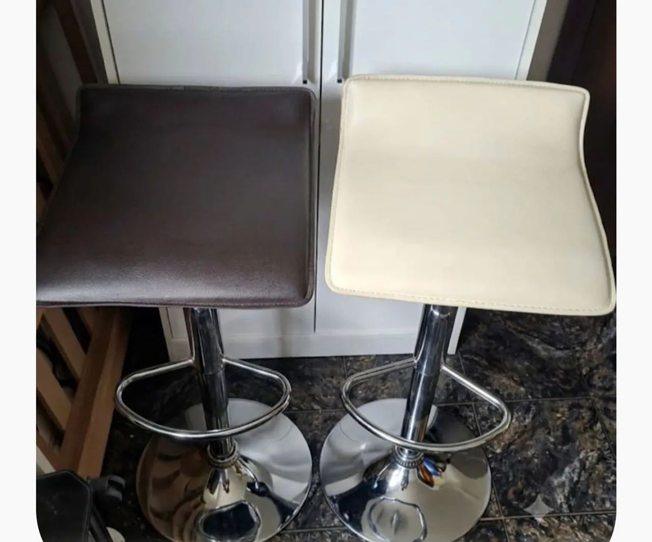 3 banquetas de corvim e pé cromado 