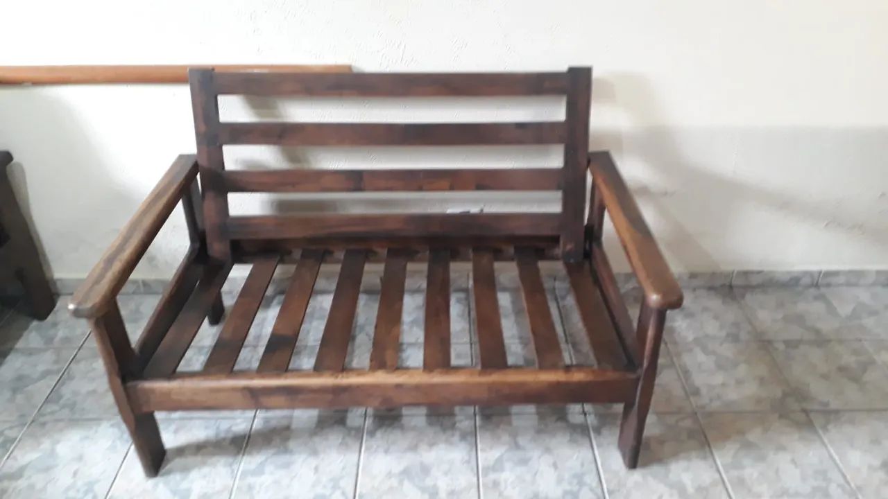 Sofá em madeira Imbuia, com almofadas em tecido 65704308674819121