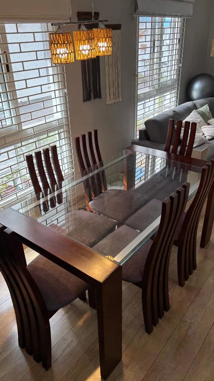 mesa de jantar retangular com 6 cadeiras de madeira maçica, marca Le Baron
