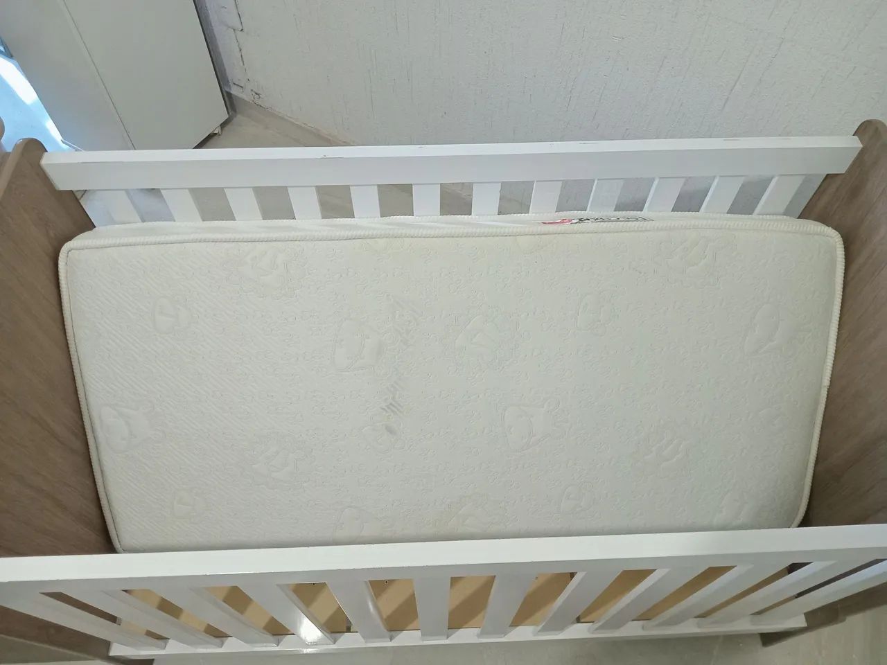 Berço com mosqueteiro, colchão ortobom, babá eletrônica com trocador e mobile de brinde - Foto 4