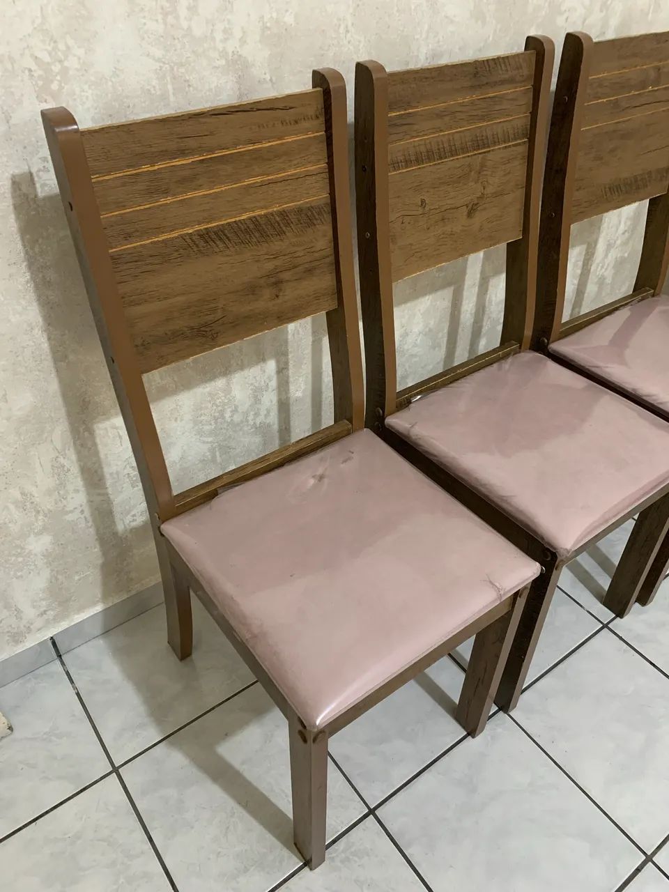 (03) CADEIRAS DE JANTAR AMADEIRADAS ESTOFADO EM VELUDO - Foto 5
