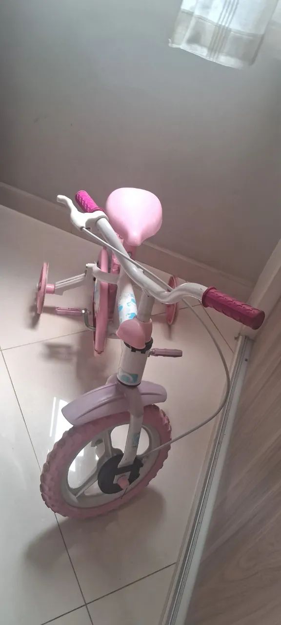 Bicicleta infantil aro 12 com capacete  - Foto 4
