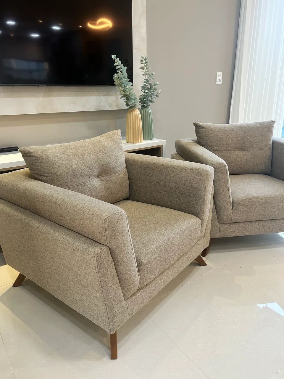 Vendo par de poltronas modernas, extremamente confortáveis e muito bem conservadas.