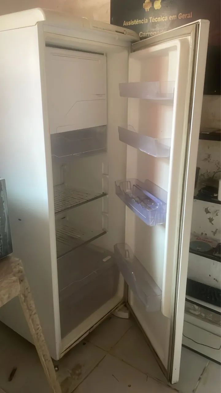 Vendo Geladeira Electrolux bem conservada! Motivo de venda, ganhei uma maior!  - Foto 2