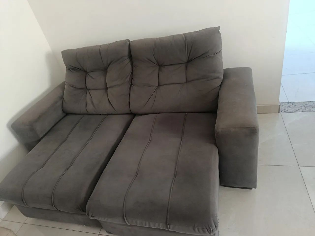 Sofá 2 lugares cinza escuro  - Foto 3