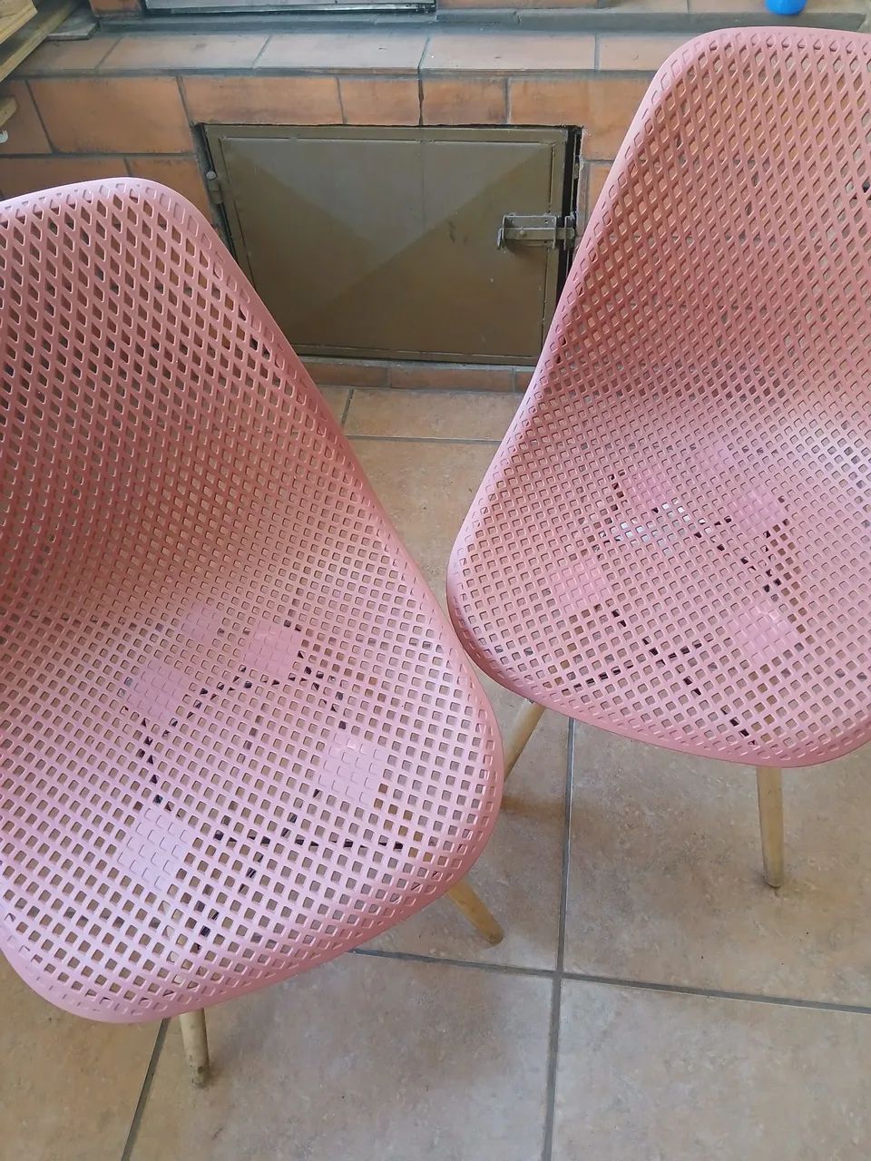Cadeiras de plástico e pés em madeira  - Foto 2