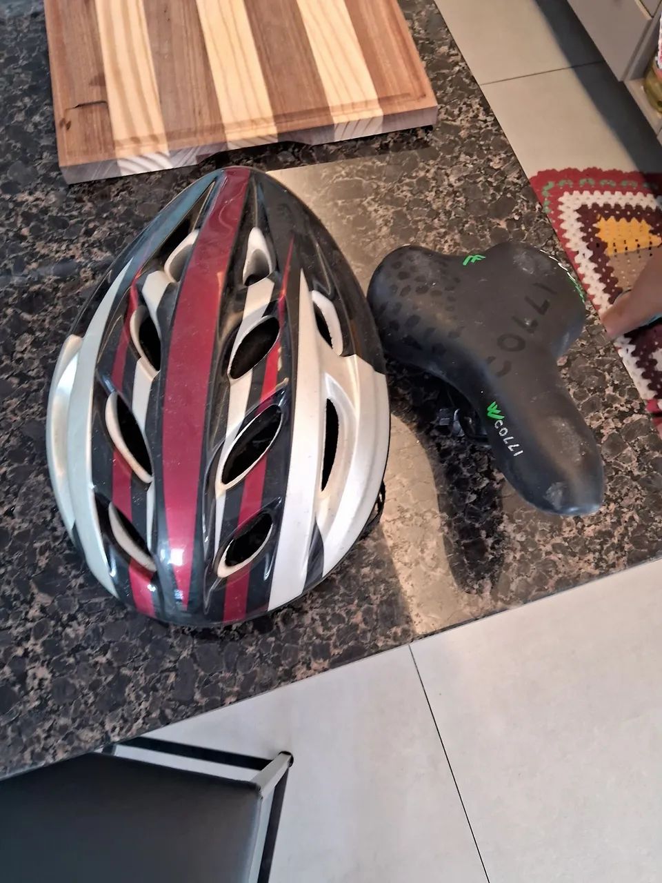 Capacete e selim de bicicleta  - Foto 2