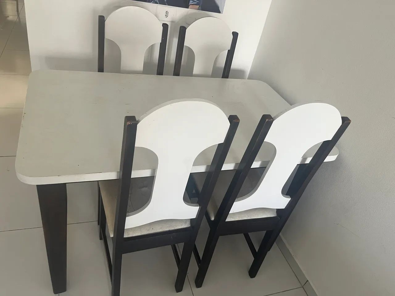 Mesa de madeira, com 4 cadeiras