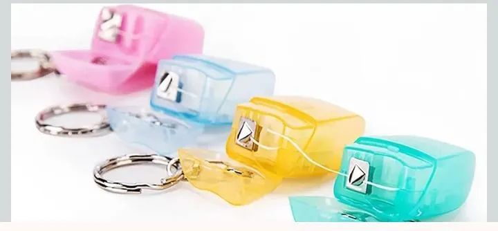 Kit 10 chaveiros de dente com fio dental. - Foto 4