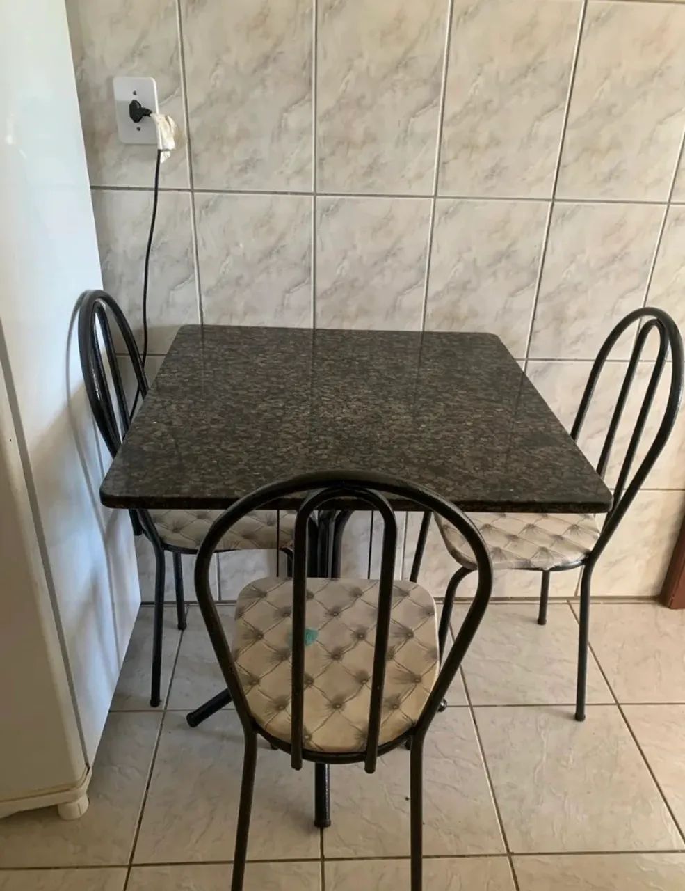 Mesa em pedra com 4 cadeiras  - Foto 3