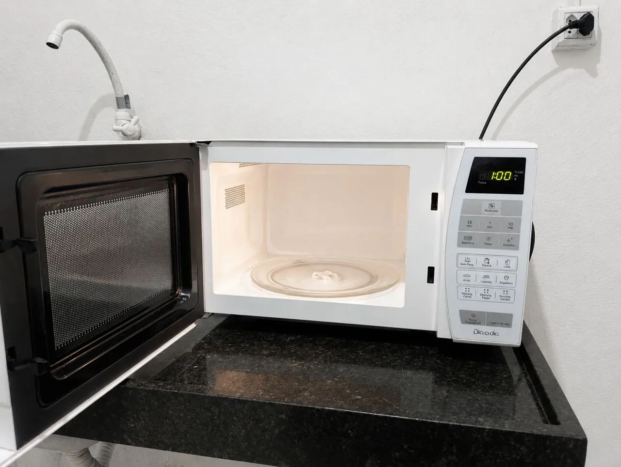 Microondas Panasonic 26 litros ótimo funcionamento - Foto 2