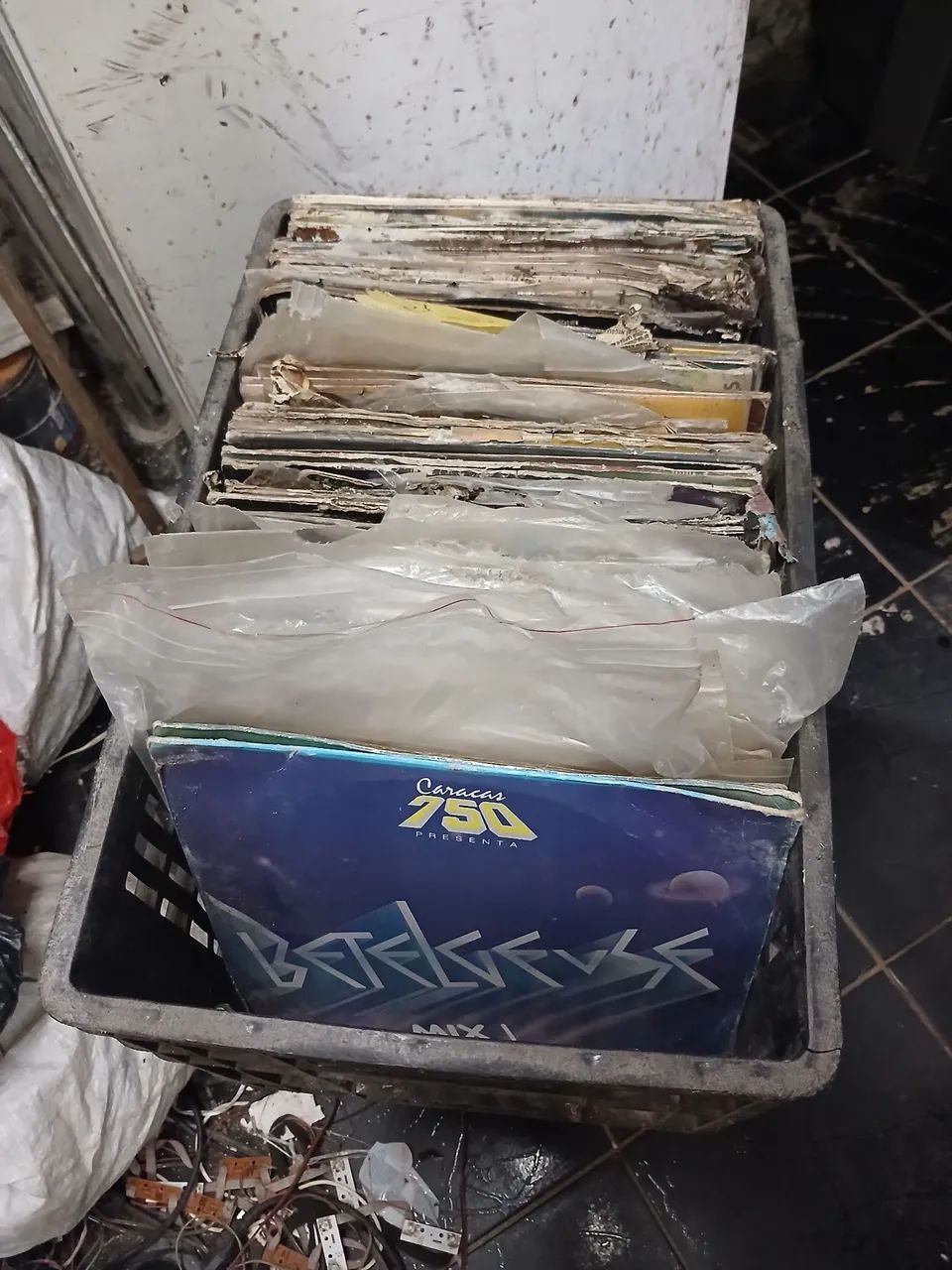 Caixa com diversos discos - Foto 4