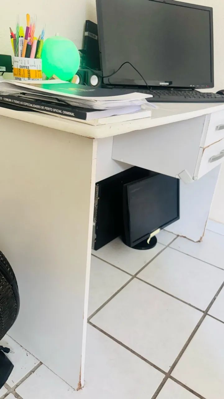 MESA DE ESCRITÓRIO / ESTUDOS 